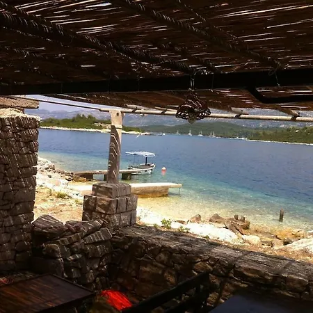 Beach House Vrnik בית נופש *